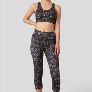 $200 L’urv Celestial leopard print brown work out set bra & leggings sz. Small